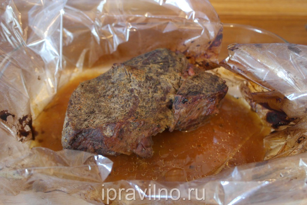 Rimuovete la carne nel forno per 20 minuti, in modo che la carne sia coperta da una piccola croccante
